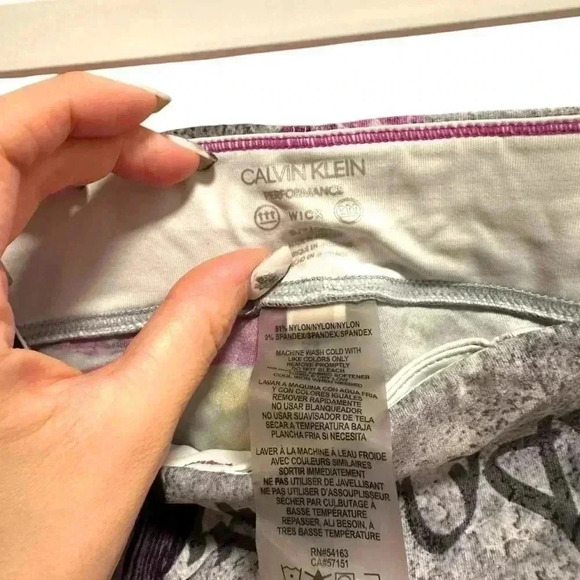 CALVIN KLEIN GRAFFITI CROPPED CAPRI LEGGINGS - Picture 4 of 4